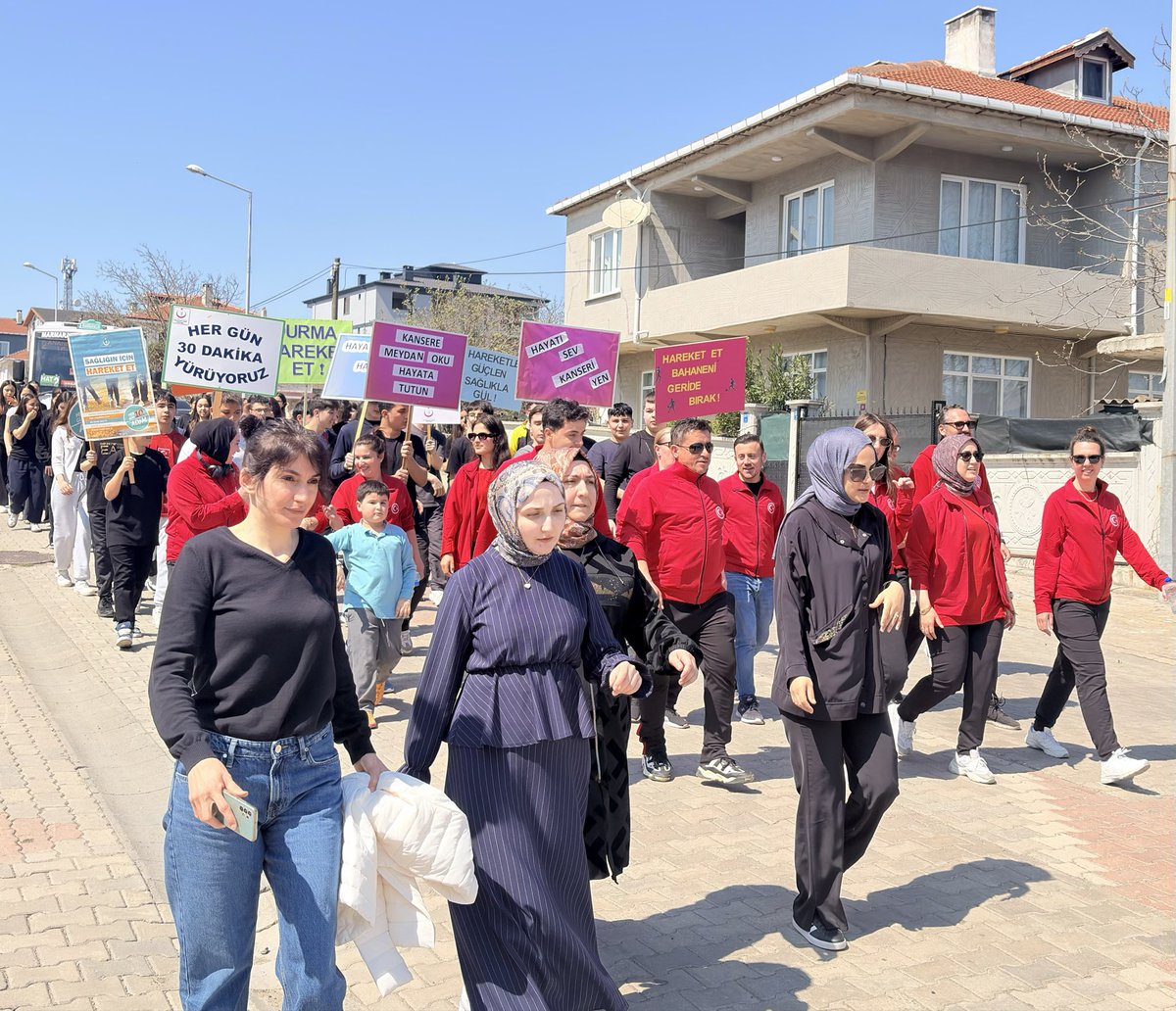 ozanbileyci's tweet photo. Ergene Gençlik ve Spor İlçe Müdürlüğü’nün organizasyonunda, Ergene İlçe Sağlık Müdürlüğü’nün paydaşlığı ve Ergene Anadolu Lisesi öğrencilerinin katılımıyla 7 Nisan Dünya Sağlık Günü kapsamında Marmaracık Mahallesi’nde yürüyüş etkinliği düzenlendi. @ergnkaymakamlik @kadirdumankd https://t.co/r0qWR4eiXD