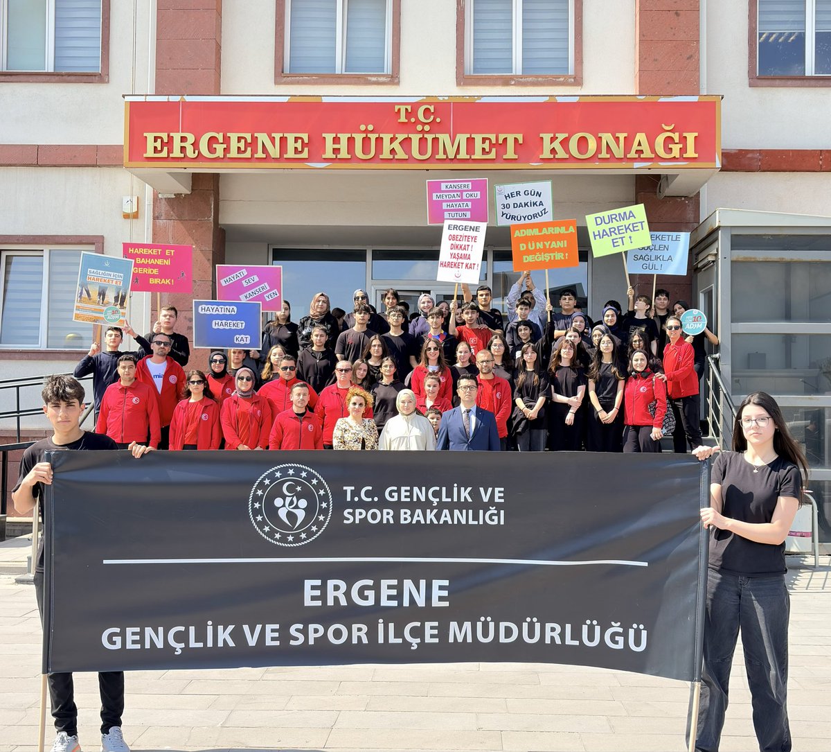 ozanbileyci's tweet photo. Ergene Gençlik ve Spor İlçe Müdürlüğü’nün organizasyonunda, Ergene İlçe Sağlık Müdürlüğü’nün paydaşlığı ve Ergene Anadolu Lisesi öğrencilerinin katılımıyla 7 Nisan Dünya Sağlık Günü kapsamında Marmaracık Mahallesi’nde yürüyüş etkinliği düzenlendi. @ergnkaymakamlik @kadirdumankd https://t.co/r0qWR4eiXD