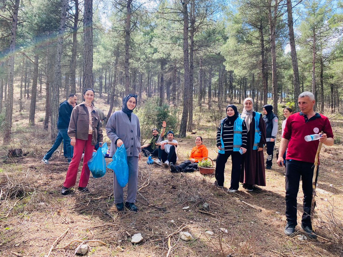 BurdurKYGM's tweet photo. 📍 Bucak Yurdu

📍 Oğuzhan Yurdu

Bucak Gençlik Merkezi ve öğrencilerimizle doğa yürüyüşü yaparak kuzugöbeği mantarı topladık ve çevre temizliğiyle doğaya katkı sağladık. 🌿

Günümüzü piknikle tamamlayarak doğayla iç içe güzel bir gün geçirdik. 💚 https://t.co/6jncfdSFM0