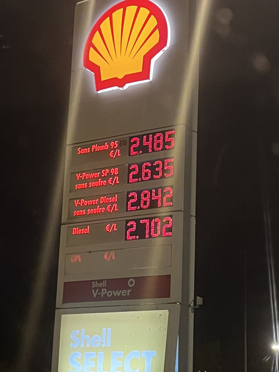 GWhiteSHK's tweet photo. Ah ouai. Je me doutais bien que l’inflation viendrait foutre son nez dans les calcul. 
Bon.

Il faut effectivement avouer que ça serait AUSSI pas de refus que Trump retourne s’occuper de son foutu pays plutôt que de l’Iran (America First qu’il disait hein) 

Et il faut effectivement avouer que ça serait AUSSI chouette que Carrefour, Intermarché et Shell se décident à faire au moins le tiers des efforts que font Total (ma photo date d’une semaine et hier j’en ai croisé à 2.99 chez eux dans le trou du cul de l’Auvergne) 

Mais ça ne veux pas dire qu’on doit arrêter le pressing sur les Macronistes au pouvoir qui s’amusent depuis peu à nous ACCUSER de la dégradation de la situation actuelle mdr.
C’est lunaire.