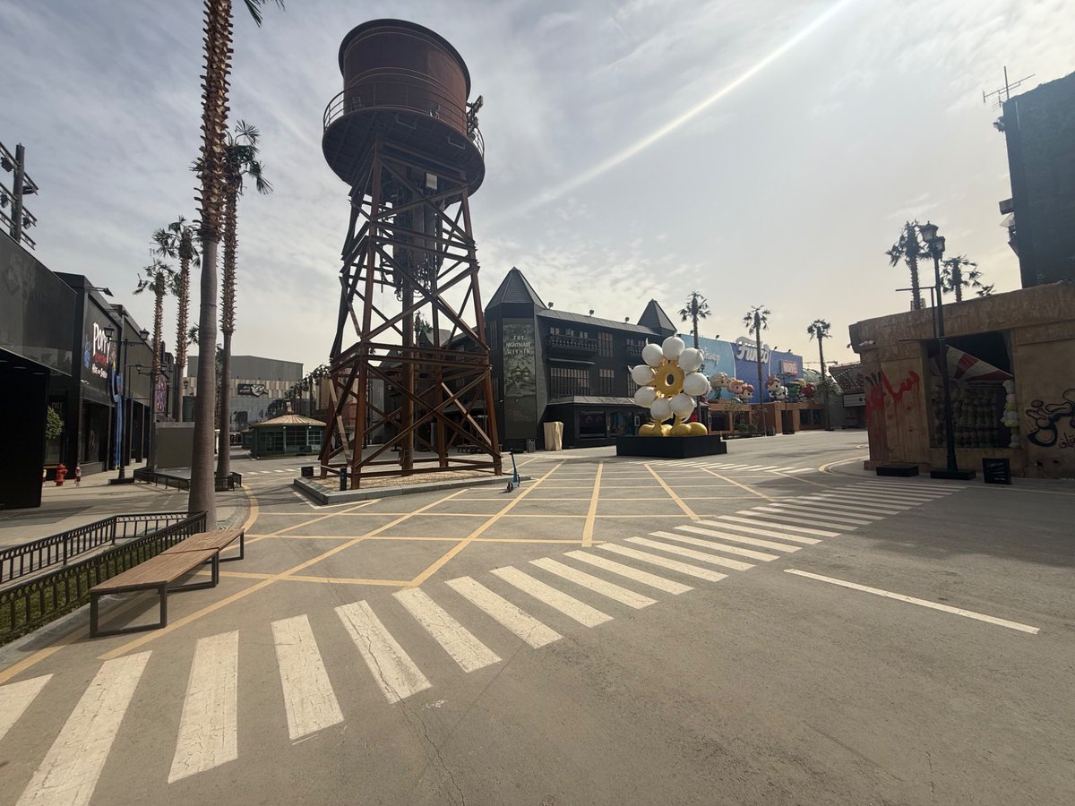 DREAL_JE's tweet image. “50,000 people used to live here…now it’s a…”

EWC city is insane. It’s a mix between Disney and universal. Multiple parks, huge esports city. 

Eerie being this quiet, last of us feel