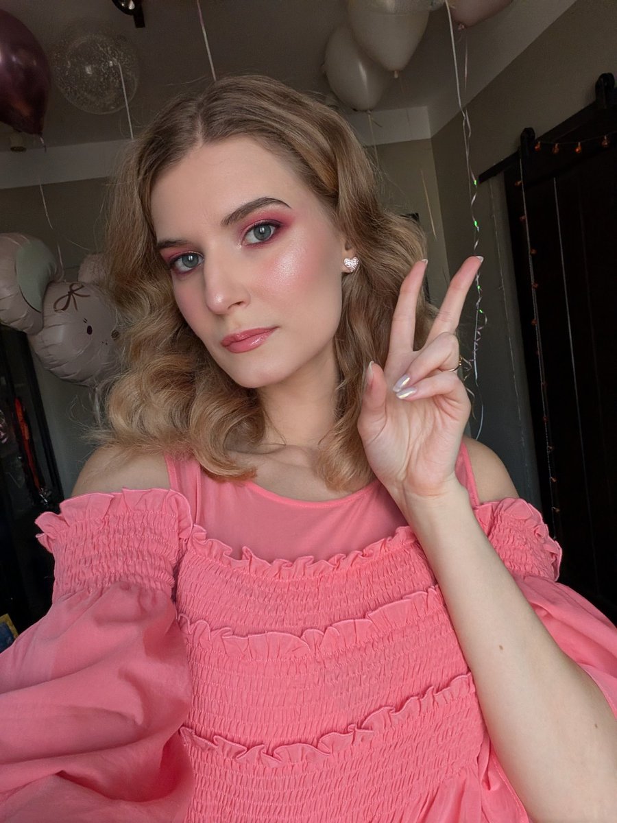 Та девочка с киберколенями tweet media