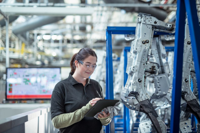 TheKevinEaton's tweet image. The connected factory 🏭 is here—and workers are at its center. From digital check-ins to real-time diagnostics, #rugged mobile tech empowers teams to make faster, safer and smarter decisions on the floor. 👀 Read more from @Alex Ruzicka at... bit.ly/4txvVc7