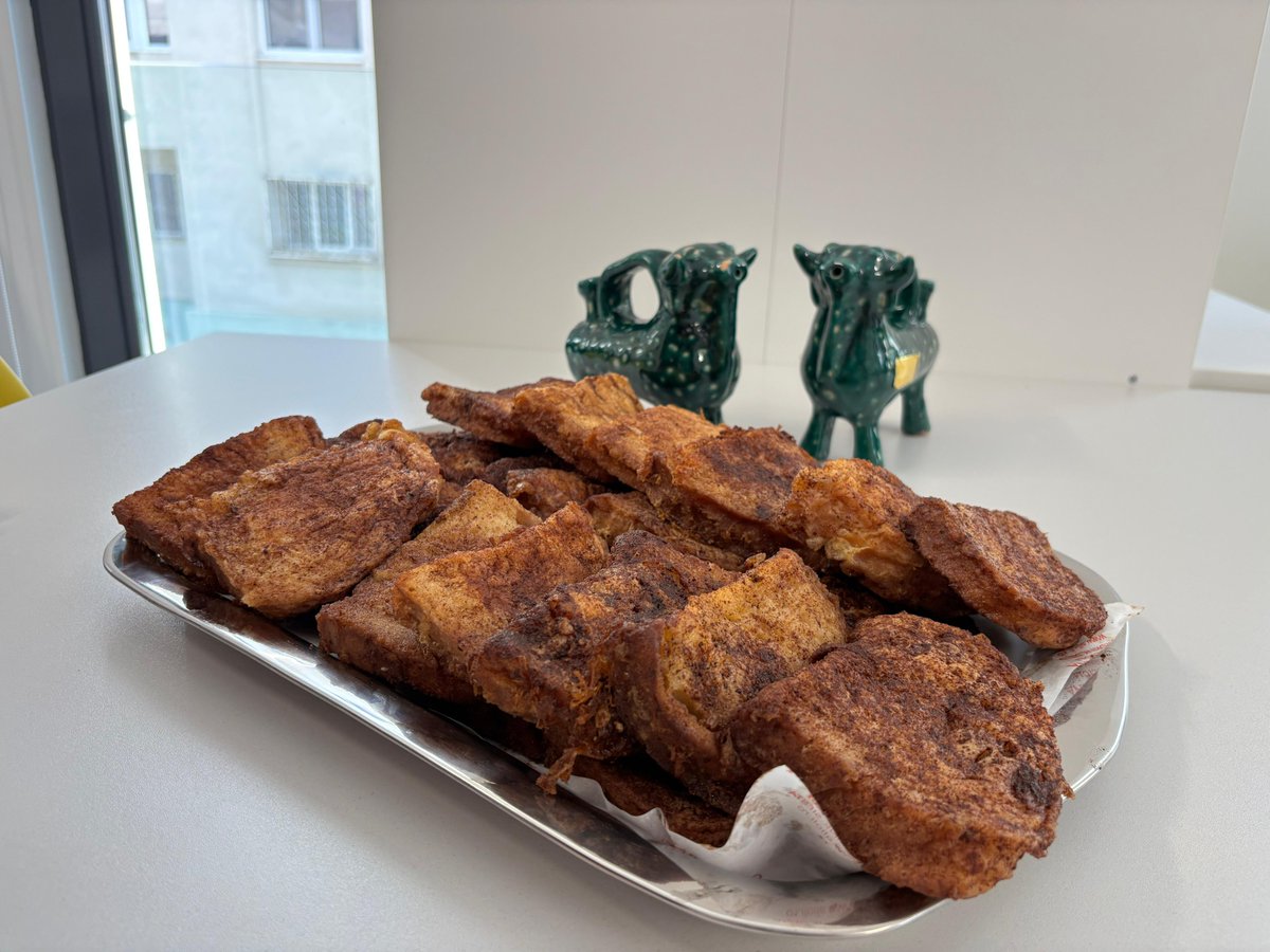 EmbEspBucarest's tweet photo. 🇪🇸¿Sabías que las torrijas  son el dulce típico de Semana Santa en España? Se hacen con pan, leche, huevos y azúcar, ¡y a veces canela! 
Más que un postre, son tradición y sabor que conectan con nuestras raíces. 
#SemanaSanta #Torrijas #GastronomíaEspañola #TradiciónEspañola https://t.co/8BcUfB3e88