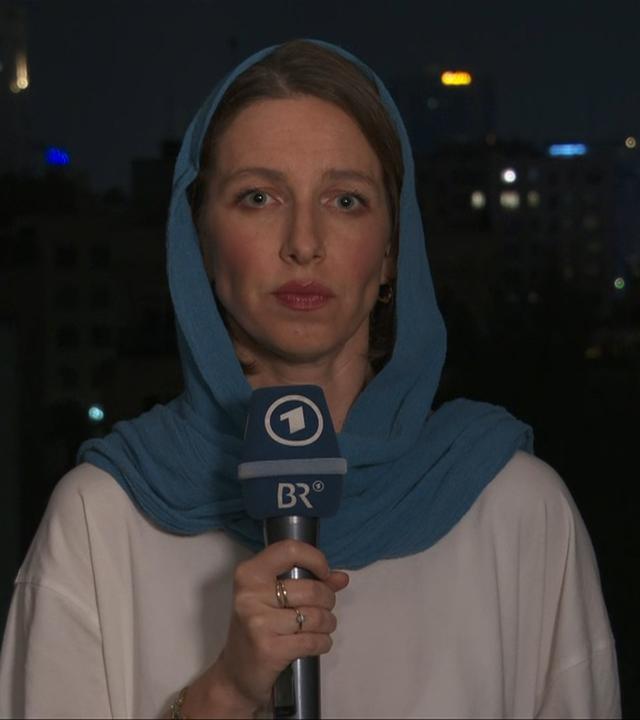 AtticusJazz's tweet photo. Katharina Willinger, die bekopftucht aus Teheran "berichtet", wenn sie sich ausnahmsweise mal dort aufhält.

Die unbekopftuchte Lehrerin aus Teheran, die das Haus nur verlässt, um ihren Hund Gassi zu gehen, was ebenfalls verboten ist. Reportage von: Katharina Willinger, die sich in Istanbul aufhält und bestens darüber Bescheid weiss, wie sich die Iranerinnen und Iraner fühlen.