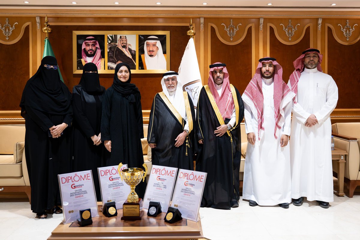 IMSIU_edu_sa's tweet photo. مثمنًا الجهود المبذولة في تحقيق المنجزات الريادية..
 معالي رئيس #جامعة_الإمام أ.د. أحمد بن سالم العامري يكرّم اليوم الثلاثاء 2026/4/7م الفائزين بجوائز #معرض_جنيف_الدولي_للاختراعات في دورته 51.
https://t.co/WLhHq8OdN3 https://t.co/oFVV4npQE9