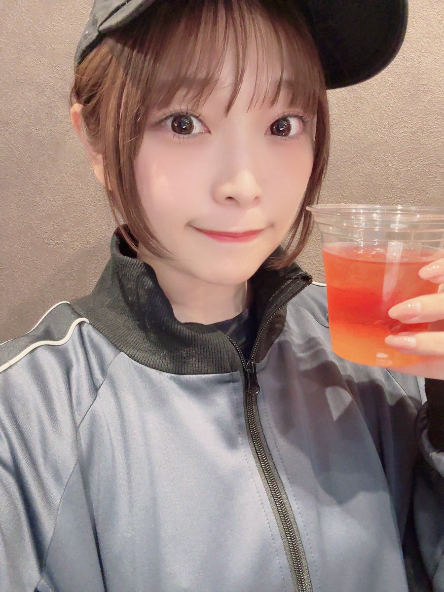 小山百代 tweet media