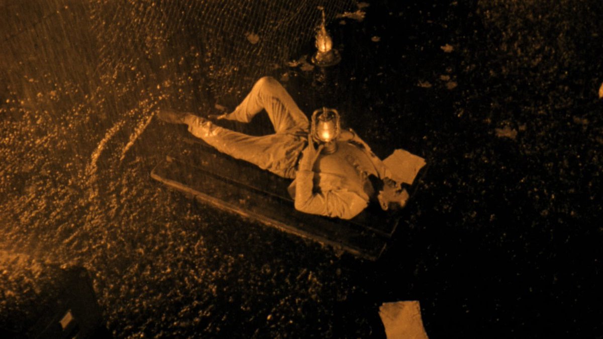 manguzzzz's tweet photo. The element of crime (1984), Lars Von Trier https://t.co/K9QNtRM6Ct