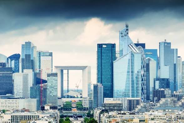 UrbanCourtyard's tweet photo. Paris has an office tower district ( La Défense, left) AND a mixed use CBD (right). 

La Défense is carrying roughly ~14–19% office vacancy while the CBD remains extremely tight at ~2–4% 

And this is because La Défense is a monofunctional office district of large floorplate towers that depends almost entirely on office demand, whereas the CBD is embedded in a fine-grain, mixed-use urban fabric where offices sit alongside where people live, ie a real NEIGHBORHOOD