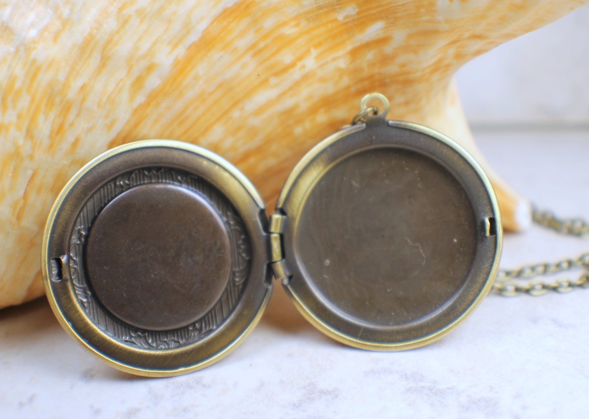 charsfavorite's tweet image. Capture your cherished moments in our stunning Pink Glass Fire Opal Photo Locket for only $35.00! Elevate your style and keep memories close. #JewelryDesign #PersonalizedGifts

Shop Now charsfavoritethings.com/products/13pin…