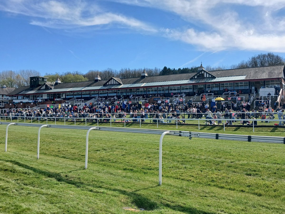 Matthew23Leeds's tweet photo. First meeting of the season @ponteraces this afternoon #HorseRacing #PonteRaces https://t.co/kSQ6rRjYrD
