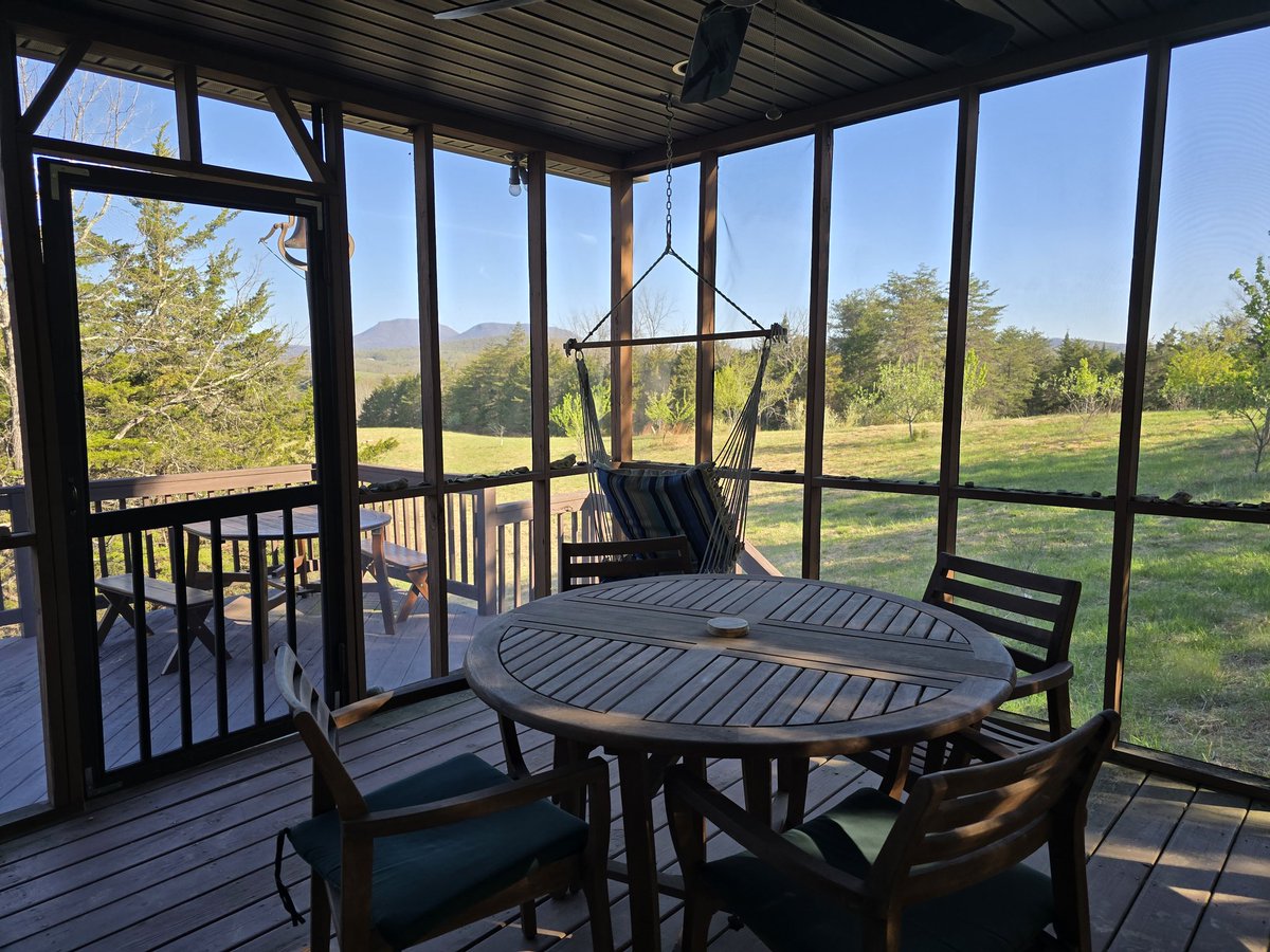 ValerieSirenko's tweet image. My office for the day ✍️😄
#writing #WritingCommunity #writerslife #writers #amwriting