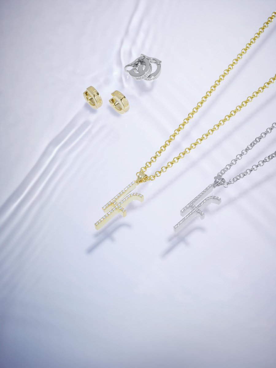 infaction_jp's tweet photo. 💎If Motif Shine Necklace
ロゴ「If」をトップモチーフにした、Infactionを象徴するネックレス。
「If」をなぞるように隙間なく敷き詰められたストーンが、光を受けるたびに繊細な輝きを放ち、上品で洗練された存在感を引き立てます💎
シンプルでありながら存在感のあるデザインは、デイリーから特別な日のスタイリングまで活躍します！
Infactionの世界観を身近に感じられるアイテムです✨

🐈If Engraving Original Pierce／Earclip
シンプルなフープタイプのピアス／イヤークリップ✨
ミニマルなフォルムに「Infaction」のロゴがさりげなく施された、特別感のあるデザインです。
小ぶりながら地金が品よく輝き、動くたびに光を反射して顔周りを華やかに。
ピアスは「If Shade Shift Eyewear」の耳掛け部分にも取り付け可能。
どんなコーデにも馴染み、春夏のスタイリングに軽やかなアクセントを添えるアイテムです💎
👓先行販売期間
・先行期間：〜4月9日(木)23:59

🎁先行期間限定特典もご用意

🔗 詳細はこちら
https://t.co/zAK16E6G3r

@itsuki__rmpg
#Infaction #インファクション
