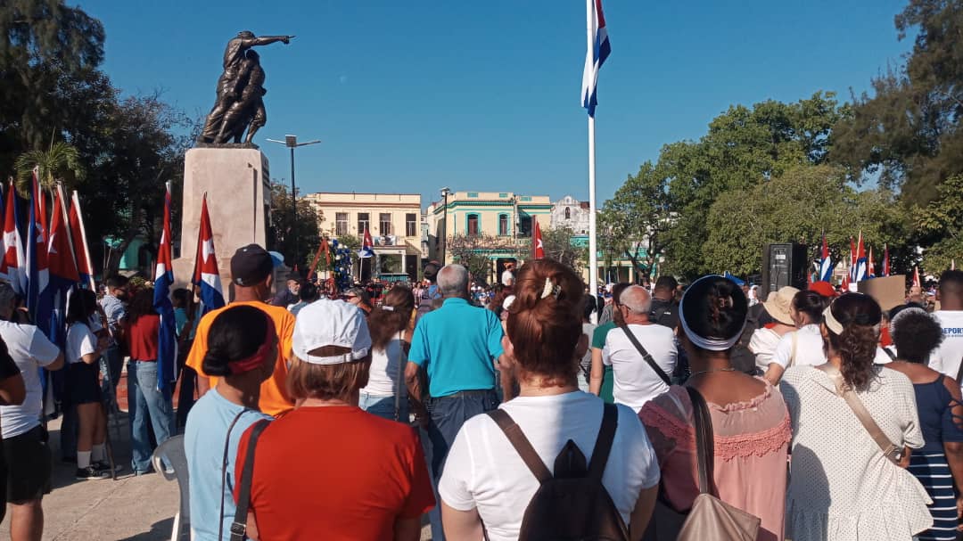 CUBAPEL's tweet photo. #CubapelPresente en acto contra el bloqueo en el parque Mariana Grajales, en homenaje al legado de Vilma Espín.
CUBA CONTRA EL BLOQUEO.
#ElLegadoDeVilma
#MujeresEnRevolución
#CubaViveEnSuHistoria
#CubaEstáFirme https://t.co/Sm81Eep5k5