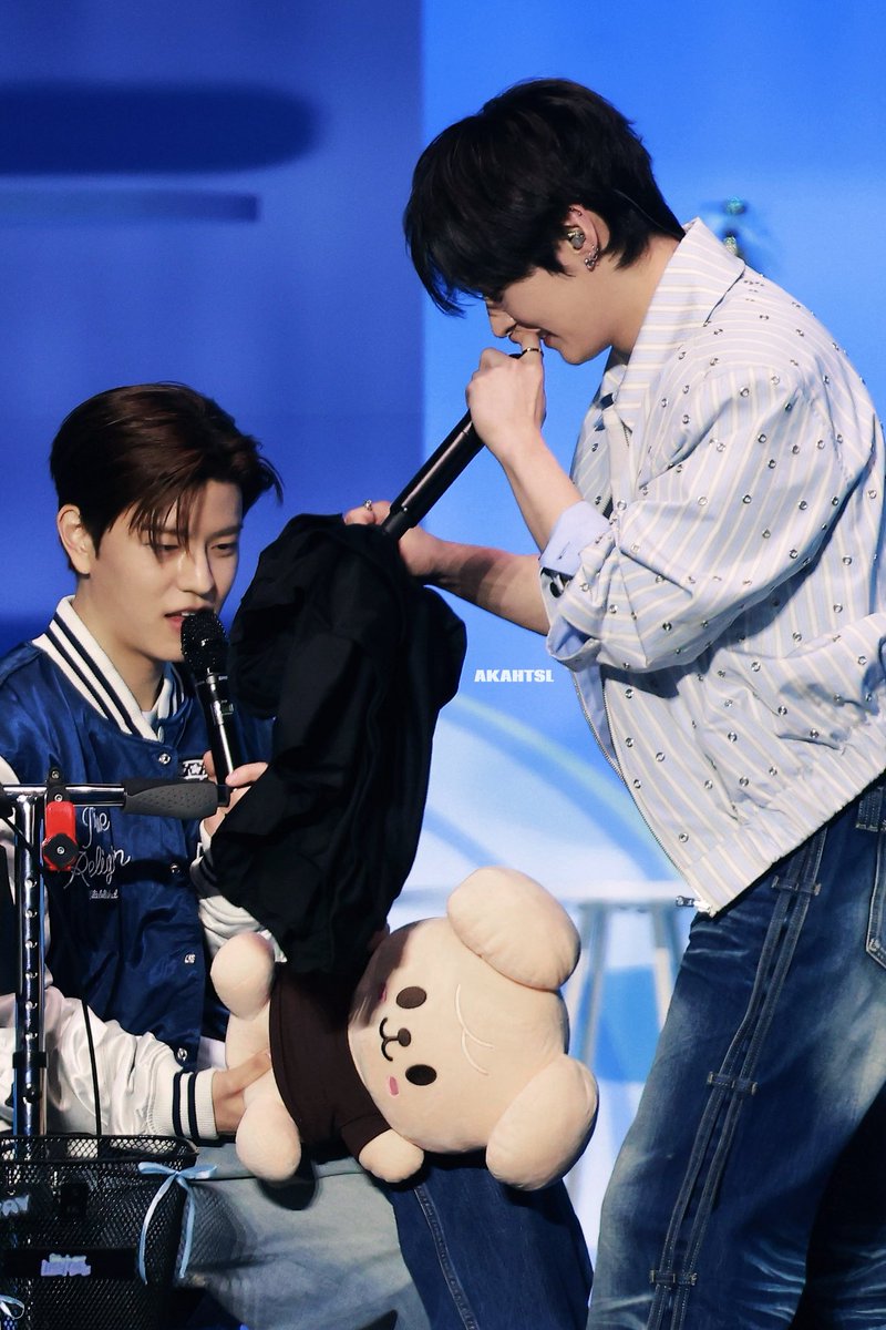 akahtsl's tweet photo. 🐶퍼핌:❓

#리노 #승민 #가관즈 #2min #승밍 #밍승 https://t.co/npKcmFVDAT