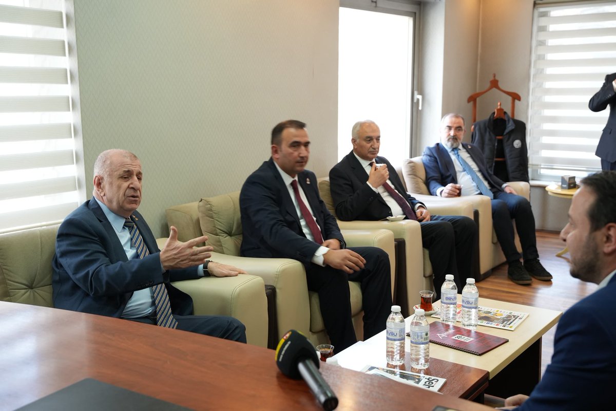 umitozdag's tweet photo. Konya'da Merhaba Gazetesi'ni ziyaret ederek, İmtiyaz Sahibi Sayın Halid Şen ve Yazıişleri Müdürü Emre Özgül'ü ziyaret ederek Konya'nın ve Türkiye’nin gündemine ilişkin keyifli bir sohbet gerçekleştirdik.

Misafirperverlikleri için Merhaba Gazetesi yönetimine ve çalışanlarına teşekkür ediyorum.

@zaferpartisi