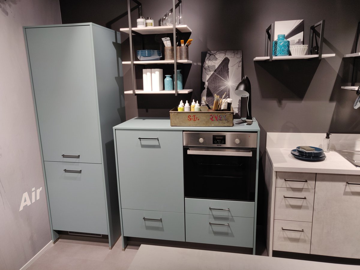 inOneKuechen's tweet photo. Urbaner Vibe trifft auf funktionales Design 
perfekt für alle, die Stil und Alltag miteinander verbinden wollen. Offene Regale setzen persönliche Akzente, während die ruhigen Farben für eine entspannte Atmosphäre sorgen.

#kücheninspiration #modernkitchen #industrialstyle https://t.co/pwPjKZ5jfH