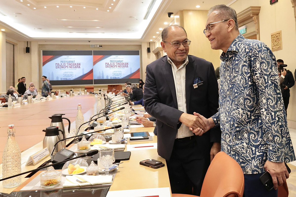 KKMPutrajaya's tweet photo. 𝐌𝐄𝐒𝐘𝐔𝐀𝐑𝐀𝐓 𝐌𝐀𝐉𝐋𝐈𝐒 𝐓𝐈𝐍𝐃𝐀𝐊𝐀𝐍 𝐄𝐊𝐎𝐍𝐎𝐌𝐈 𝐍𝐄𝐆𝐀𝐑𝐀 (𝐌𝐓𝐄𝐍) 𝐁𝐈𝐋𝐀𝐍𝐆𝐀𝐍 𝟓 𝐓𝐀𝐇𝐔𝐍 𝟐𝟎𝟐𝟔: 𝐊𝐄𝐓𝐄𝐑𝐉𝐀𝐌𝐈𝐍𝐀𝐍 𝐁𝐄𝐊𝐀𝐋𝐀𝐍 𝐔𝐁𝐀𝐓-𝐔𝐁𝐀𝐓𝐀𝐍 𝐍𝐄𝐆𝐀𝐑𝐀

PUTRAJAYA, 7 April 2026 – YB Datuk Seri Dr. Dzulkefly Ahmad, Menteri Kesihatan telah hadir dan diiringi oleh YBhg. Datuk Seri Hj. Hasnol Zam Zam bin Hj. Ahmad, Ketua Setiausaha Kementerian Kesihatan Malaysia (KKM) ke Mesyuarat Majlis Tindakan Ekonomi Negara (MTEN) Bilangan 5 Tahun 2026 yang telah dipengerusikan oleh YAB Dato' Seri Anwar bin Ibrahim, Perdana Menteri di Bangunan Perdana Putra hari ini.

Penyertaan pihak KKM dalam sesi mesyuarat ini memfokuskan kepada sesi pembentangan berkaitan keterjaminan bekalan ubat-ubatan berikutan krisis tenaga global. Tindakan pantas melalui pentas MTEN ini adalah amat penting bagi memantau dan merangka dasar yang proaktif demi memacu kestabilan ekonomi negara. Inisiatif ini memberi manfaat yang besar kepada Malaysia dalam memastikan keselamatan bekalan perubatan kekal terjamin tanpa gangguan, yang mana ia bakal membawa impak positif kepada kelancaran penyampaian perkhidmatan kesihatan awam demi kesejahteraan rakyat, seiring dengan aspirasi Malaysia MADANI.

Turut hadir bersama dalam menjayakan mesyuarat ini adalah ahli-ahli utama MTEN dan barisan kepimpinan utama negara, antaranya termasuklah YAB Dato' Seri Dr. Ahmad Zahid bin Hamidi, Timbalan Perdana Menteri I, YAB Dato' Sri Haji Fadillah bin Haji Yusof, Timbalan Perdana Menteri II, YB Tuan Haji Akmal Nasrullah bin Mohd Nasir, Menteri Ekonomi, YB Senator Datuk Seri Amir Hamzah bin Azizan, Menteri Kewangan II, YB Tuan Anthony Loke Siew Fook Menteri Pengangkutan, dan YBhg. Tan Sri Shamsul Azri bin Abu Bakar, Ketua Setiausaha Negara.

#KKMPrihatin #SihatBersama #MalaysiaSihat #MADANIBekerja #RancakkanMADANI