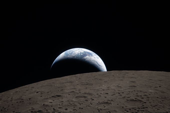 Rainmaker1973's tweet image. Earthset. 
 
The Artemis II crew captured this view of an Earthset on April 6 as they flew around the Moon. 

The image is the remake of the iconic Earthrise image taken by astronaut Bill Anders 58 years earlier as the Apollo 8 crew flew around the Moon.

An important moment.
