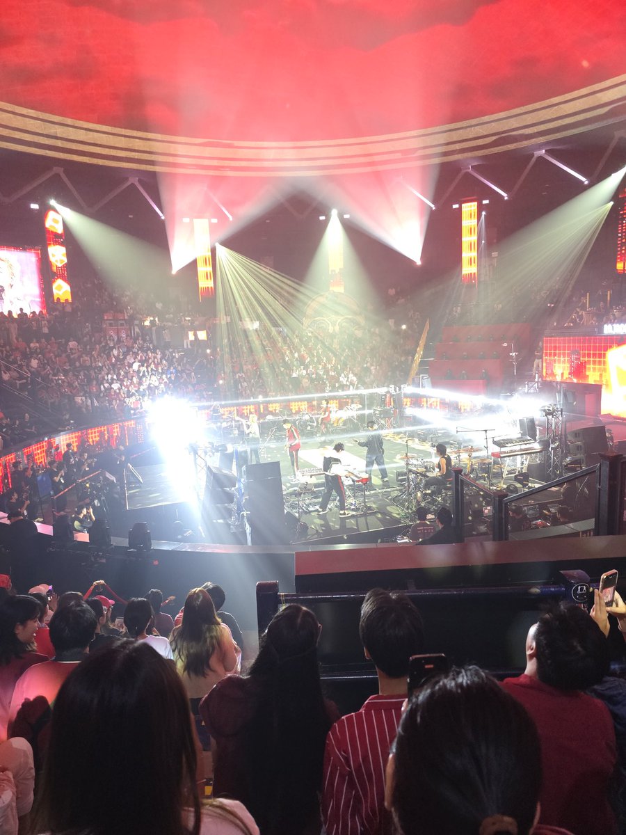 มุมหน้าประตูบ้าน อยู่ชั้นล่าง และมีสวนประดับ tweet media