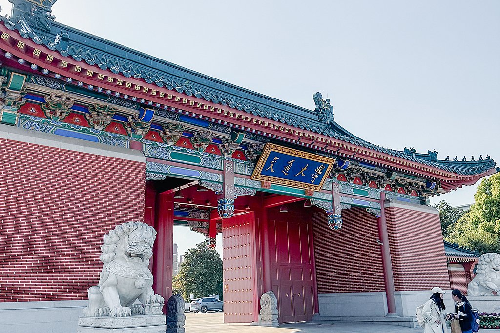 XisMoments's tweet image. President Xi Jinping has called for focusing on the major strategic needs of the country and making new contributions to building China's strength in #education, #science and #technology, and talent. He made the remarks in a reply letter to the faculty and students of Shanghai