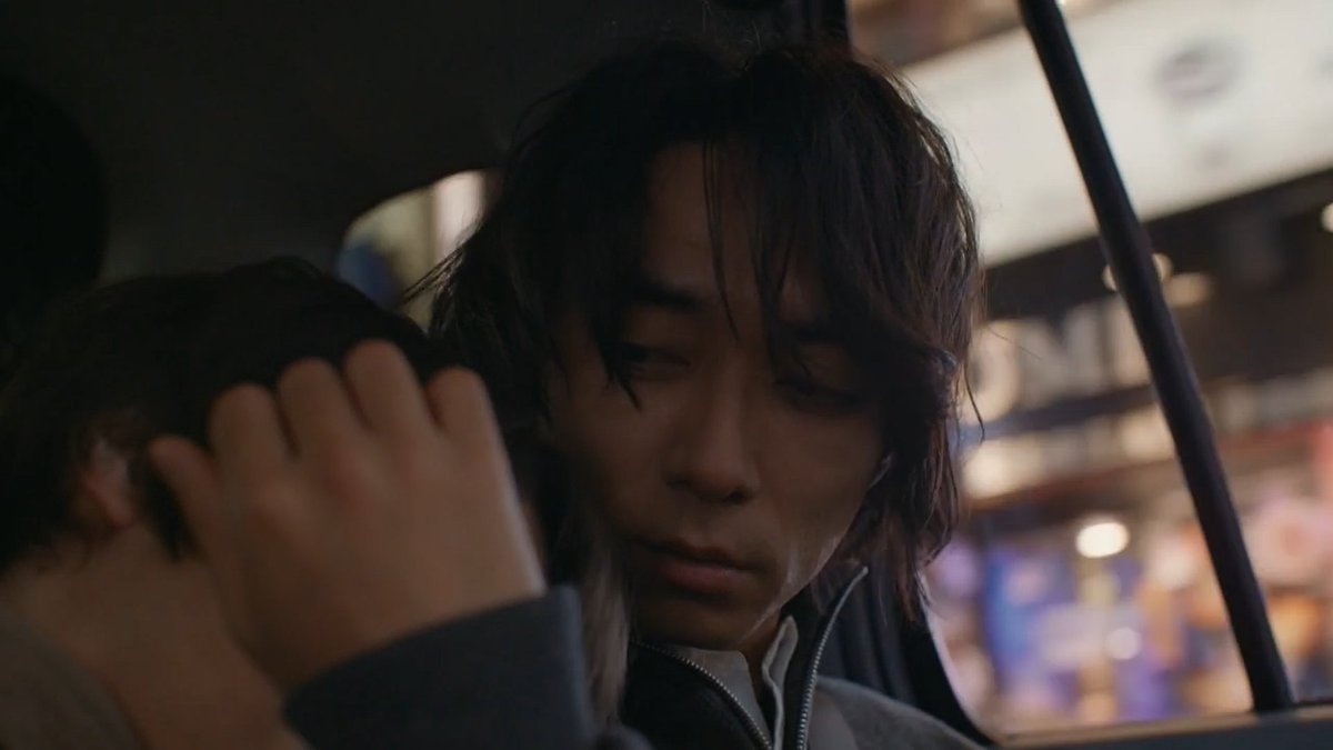 youroli0804's tweet photo. The way Kuji always keeps his eyes on Azuma. The headpat. Yearning eyes. Indirect kiss from a smoke...
Azuma definitely never left his mind over those 8 years. Fate brought them back tgt and he must grasp the chance.
#LifeInSmokeyBlue https://t.co/CKHwSnODPX