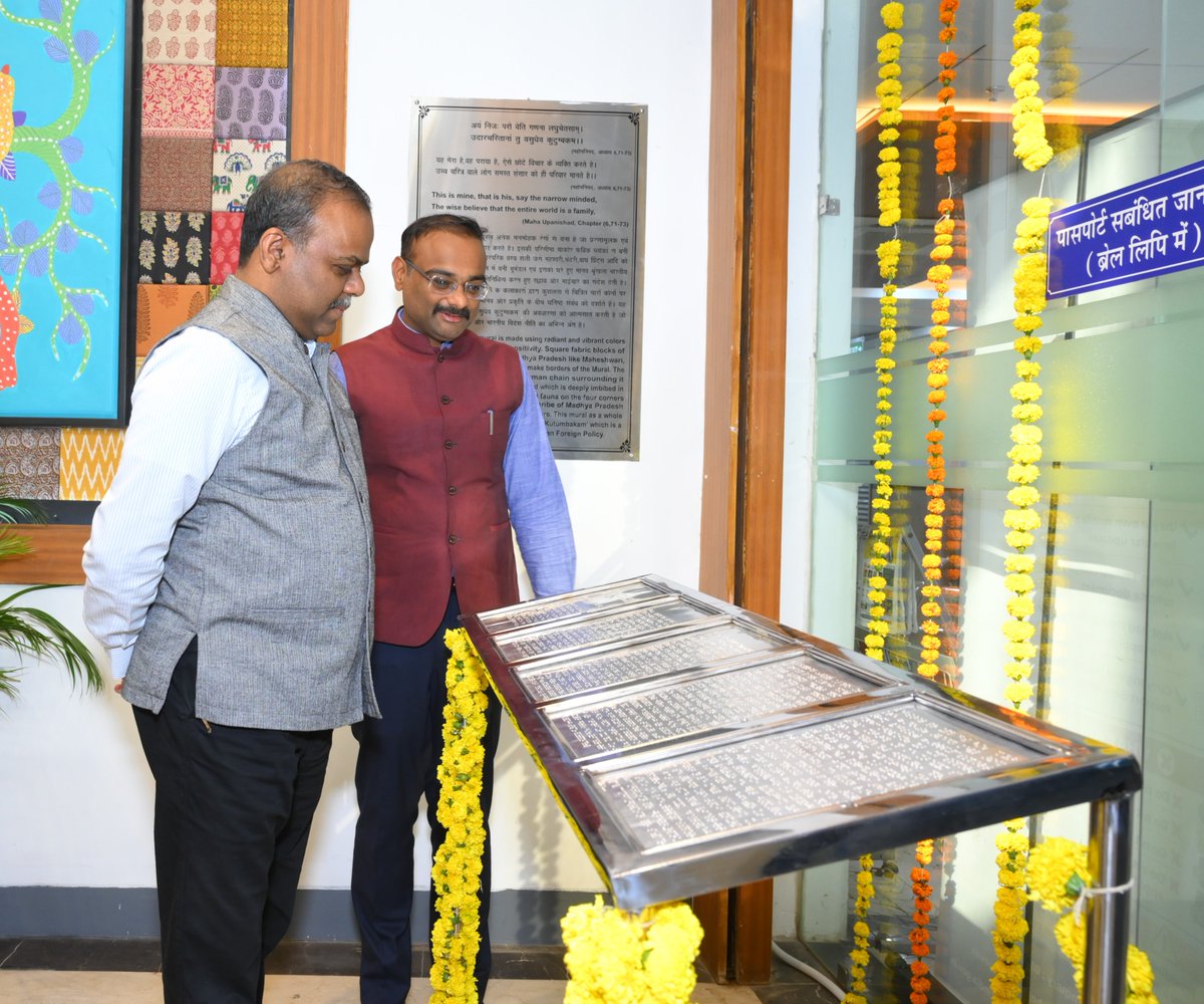 rpobhopal's tweet photo. Launching a step towards inclusivity!
Regional Passport Office, Bhopal has launched passport information in Braille &amp; Sign language video, unveiled by @mubarakbs , ensuring passport services are available for all.
@Kove1985 @shitanshu_chau 
@passportsevamea https://t.co/nxrrt2idPh