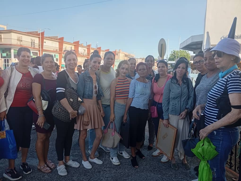 “Ser mujer revolucionaria es continuar la obra de Vilma”.
En el aniversario 96 de su natalicio, las mujeres de la cultura espirituana espirituana reafirmamos: su legado no se toca, se multiplica. 
#VilmaVive #MujeresEnRevolución #SanctiSpíritusEnMarcha #ElLegadoDeVilma