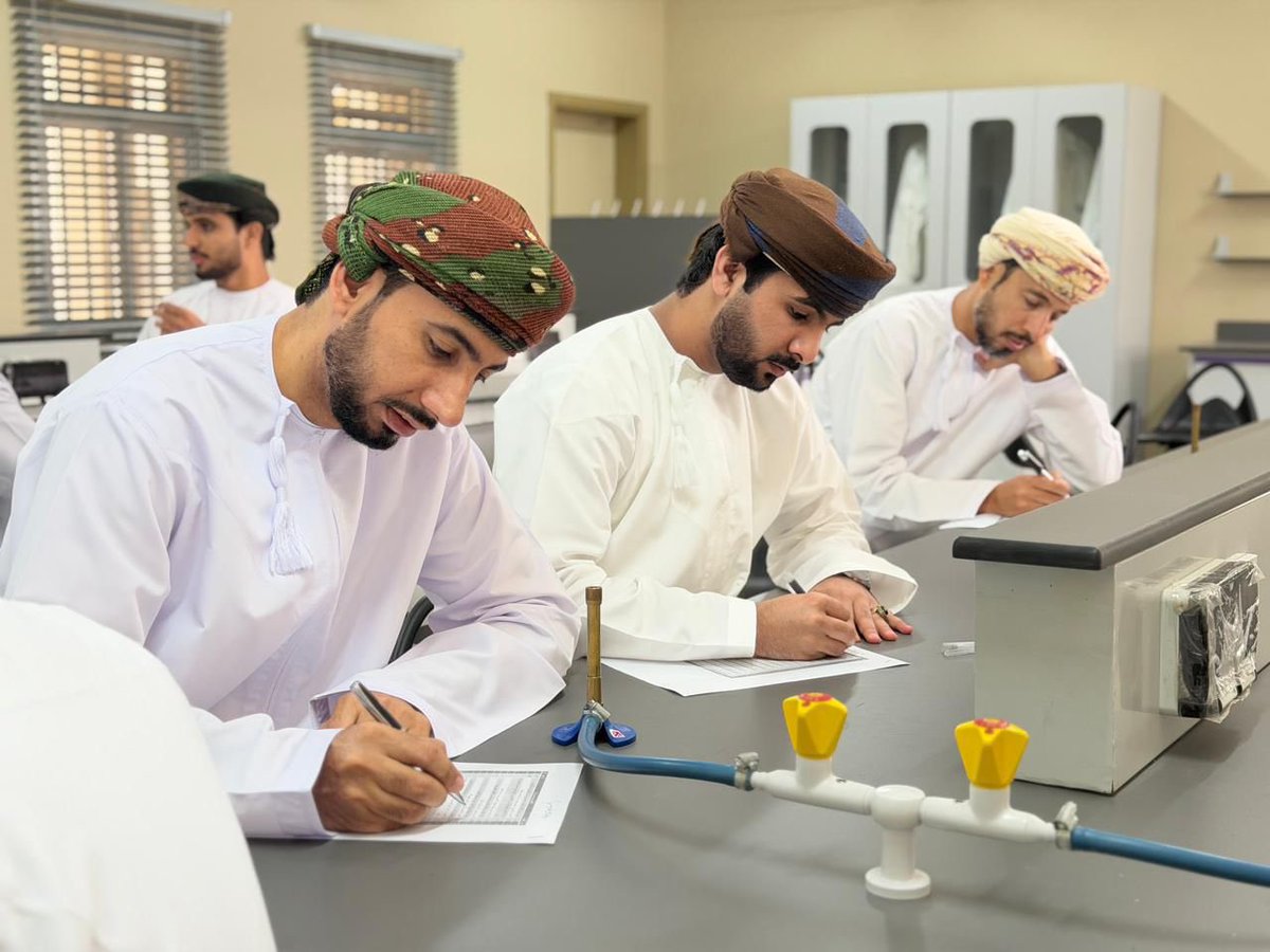 mdrst_y's tweet photo. أقام الأستاذ هلال الجهوري ورشة عمل متميزة حول دائرة هيرمان، اتسمت بالطرح الواضح والتطبيق العملي، وبحضور مشرف مادة الفيزياء الأستاذ راشد المعمري، حيث أسهمت الورشة في إثراء الجانب التربوي وتنمية فهم المعلمين لأنماط التفكير وتوظيفها
#فعاليات_تعليمية_شمال_الباطنة https://t.co/6dzc2fOkRn