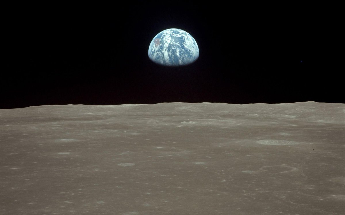 ToeHildebrandt's tweet photo. @WhiteHouse @NASA What’s with the Earth’s size difference from 1969 to present? Hmmmm? https://t.co/0hhSxdvSx0