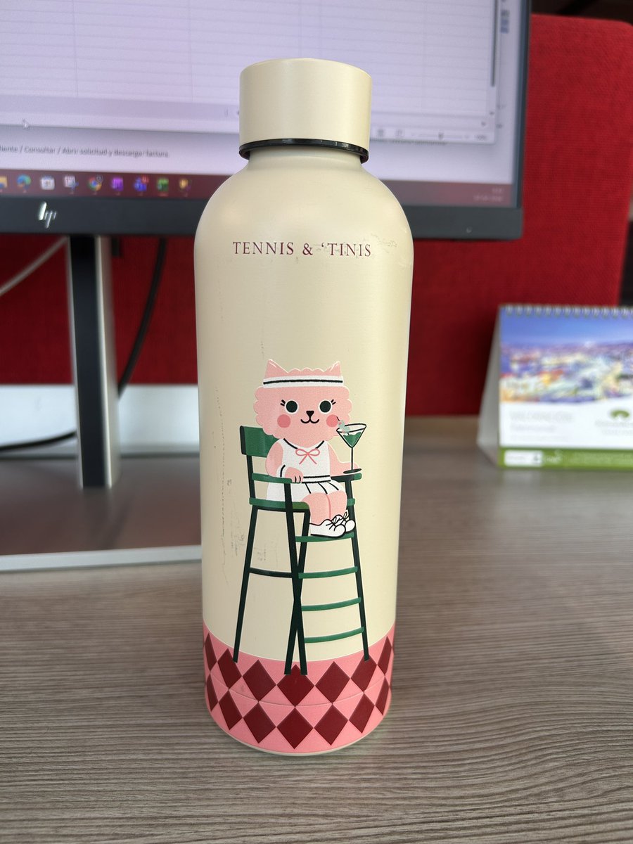oshodanielas's tweet photo. Me compré esta maravilla de botella de agua. Es que ya me vi sentada en el césped, disfrutando del verano inglés y comiendo strawberries and cream 

#decretando #wimbledon #tennis #chiches https://t.co/sKhypf4eul