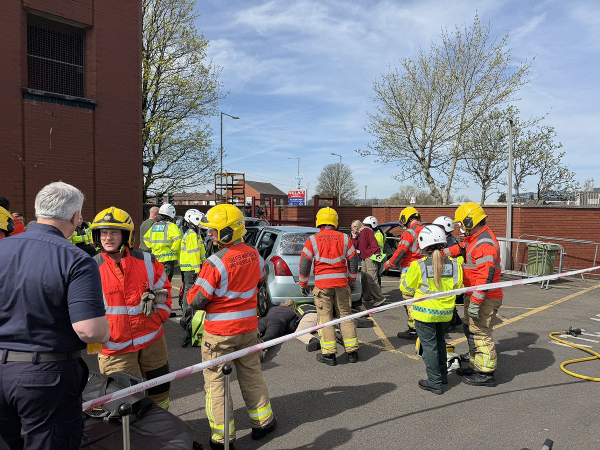 CarlEHaslam's tweet photo. Interesting day today hosting 20 trainee #paramedics at #Farnworth #WhiteWatch giving them a taste of what they will encounter when they go live. #JESIP @NWAmbulance @manchesterfire https://t.co/A1Kzra6HKw