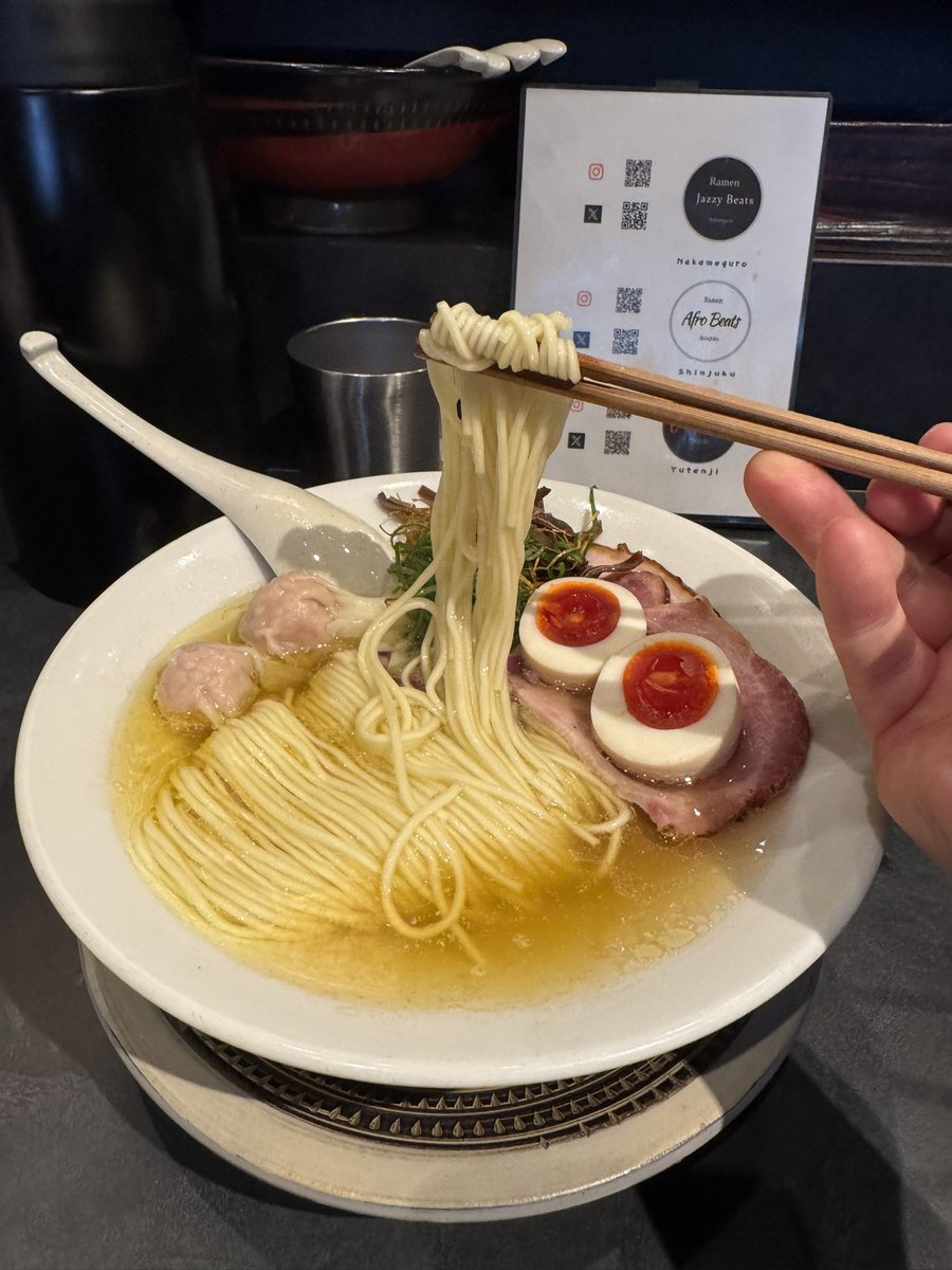 kkmfmbi's tweet image. Ramen Jazzy Beats@中目黒
特上SIOらぁ麺、和え玉醤油

淡麗煮干の塩スープ…これだけ透き通っているのにガッツリ煮干！
青葱、玉葱、揚げエノキが更に味の深みを感じさせます😊
三河屋製麺の細麺は柔めで啜り心地抜群！
薫香するチャーシュー、滑らかワンタンも旨かった😋
#ラーメン #Break Beats