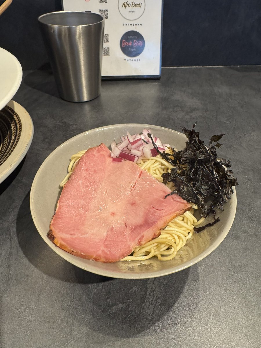 kkmfmbi's tweet image. Ramen Jazzy Beats@中目黒
特上SIOらぁ麺、和え玉醤油

淡麗煮干の塩スープ…これだけ透き通っているのにガッツリ煮干！
青葱、玉葱、揚げエノキが更に味の深みを感じさせます😊
三河屋製麺の細麺は柔めで啜り心地抜群！
薫香するチャーシュー、滑らかワンタンも旨かった😋
#ラーメン #Break Beats