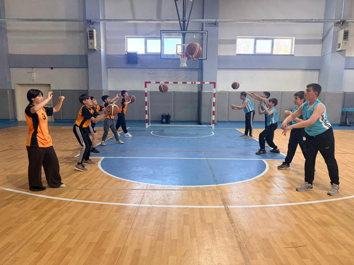 GurpinarVe's tweet photo. 🏀 Enerji, takım ruhu ve mücadele bir arada!
Basketbol eğitimlerimiz tüm hızıyla devam ediyor.
Kendini geliştirmek, yeni arkadaşlıklar kurmak ve sahada yerini almak isteyen tüm gençlerimizi bekliyoruz! 💪🔥
👉 Sen de aramıza katıl, potaya birlikte gidelim! https://t.co/heTLxUqTZg