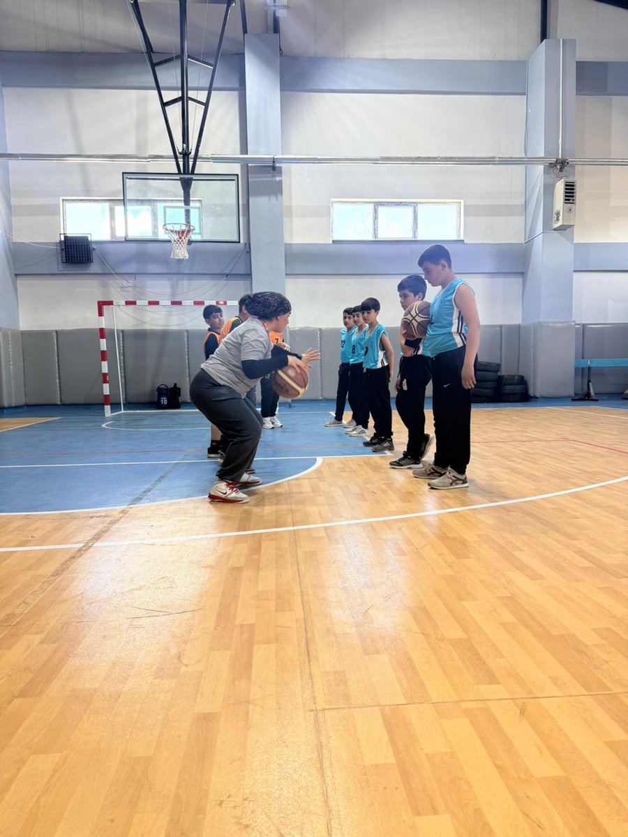 GurpinarVe's tweet photo. 🏀 Enerji, takım ruhu ve mücadele bir arada!
Basketbol eğitimlerimiz tüm hızıyla devam ediyor.
Kendini geliştirmek, yeni arkadaşlıklar kurmak ve sahada yerini almak isteyen tüm gençlerimizi bekliyoruz! 💪🔥
👉 Sen de aramıza katıl, potaya birlikte gidelim! https://t.co/heTLxUqTZg