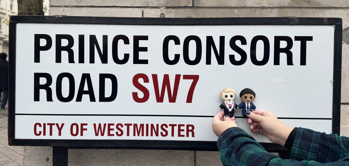 took a trip to london and couldn’t resist bringing these two to a historic location 🇬🇧 #firstprince #rwrb