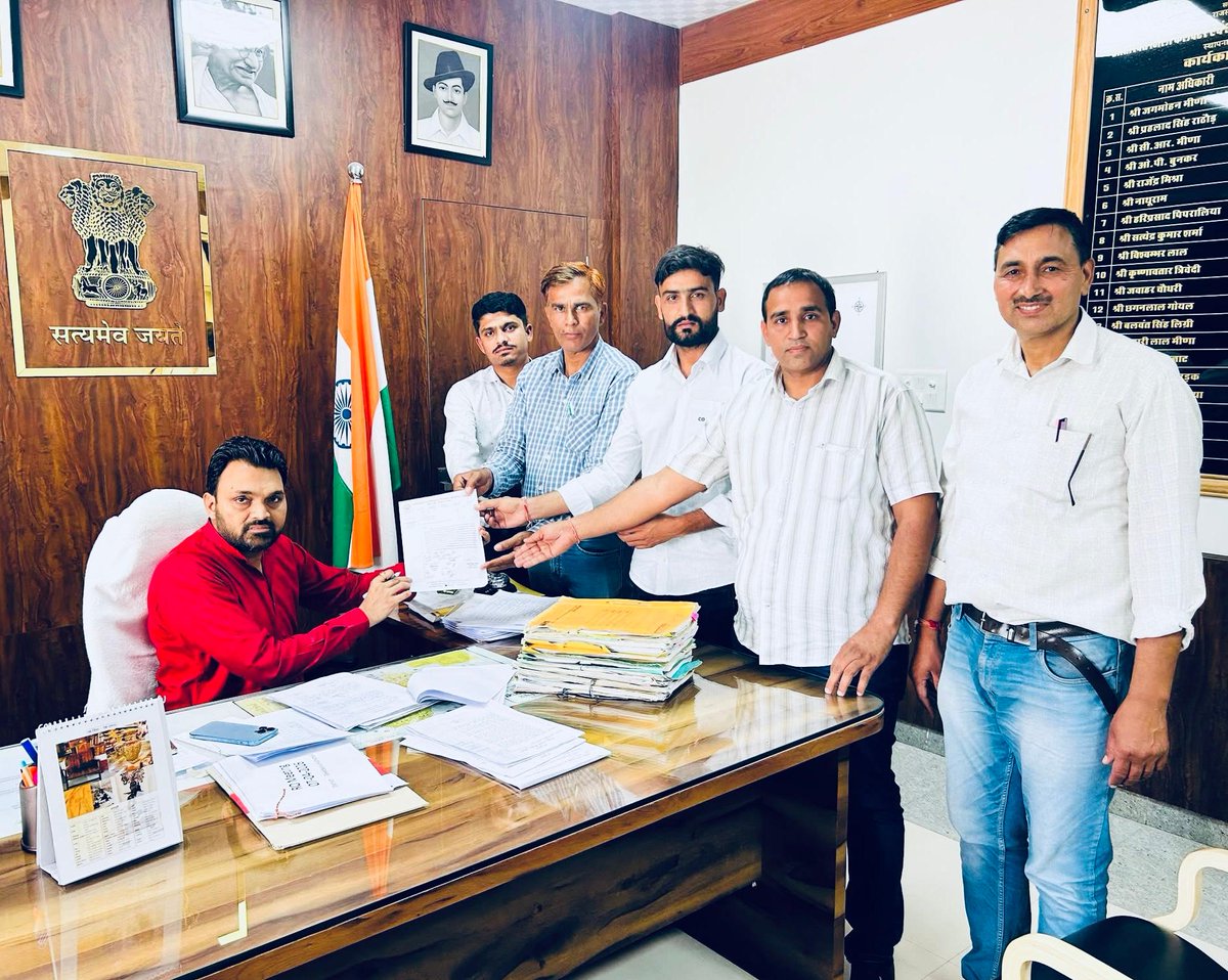 आज शिक्षकों के अवकाश में कटौती के विरोध में राजस्थान एकीकृत शिक्षक महासंघ <a href="/RESMA_7/">राजस्थान एकीकृत शिक्षक महासंघ</a> ने सभी ज़िला मुख्यालयों पर ज़िला कलेक्टर को ज्ञापन सौंपा <a href="/Dadarwal7/">Harpal Dadarwal</a>  <a href="/JATbera1/">Bhera ram</a>