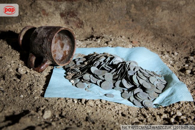 dziejepl's tweet image. W Muzeum Archidiecezji Warmińskiej w #Olsztyn można zobaczyć #skarb złożony z ponad 1 tys. monet odnalezionych przed siedmioma laty w kościele w Barczewie.
dzieje.pl/wiadomosci/ska…