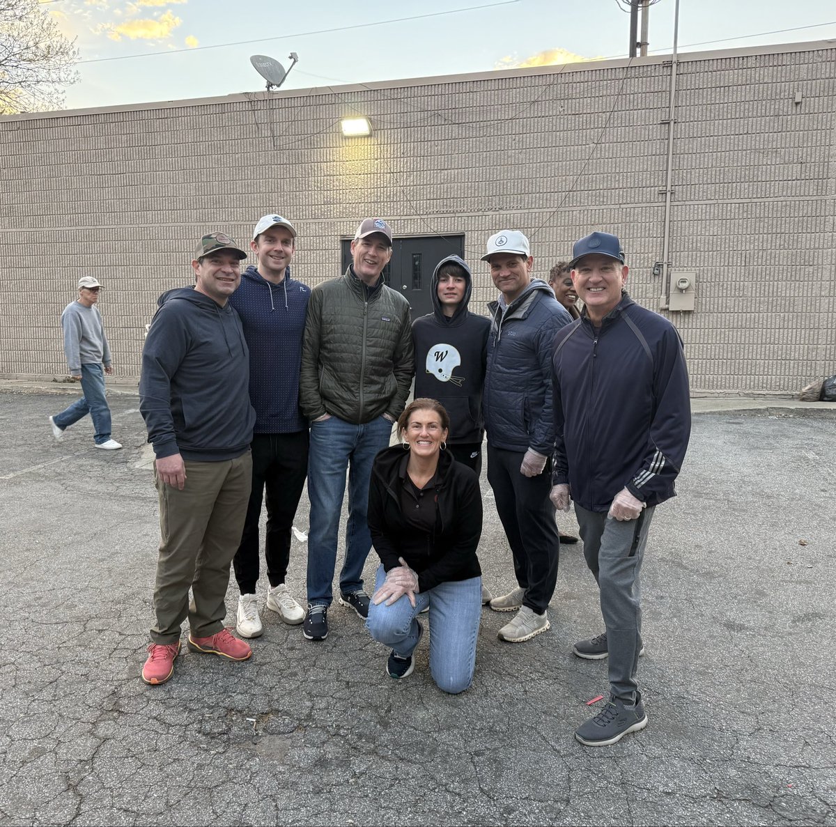 SunbeltCapMkts's tweet photo. The Atlanta JLL Capital Markets Team fed over 100 unsheltered neighbors last weekend. It was so rewarding!! https://t.co/iyLQfNGIcm