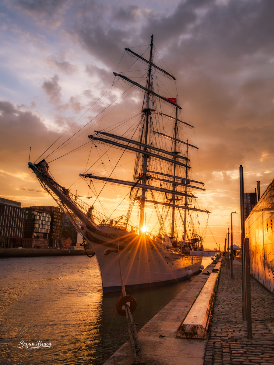 sryanbruenphoto's tweet image. Another one of the Statsraad Lehmkuhl in Dublin City this morning. #dublin #ireland #sunrise