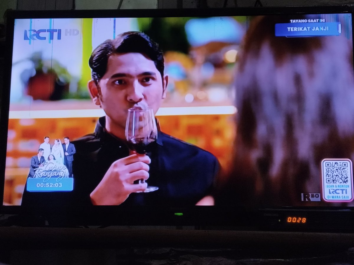 Ayutitaagmailc1's tweet photo. Suka bgt sama perubahan mimik wajahny mas Ar, bisa berubah secepat itu👏
Asha juga oke bgt actingnya, udh cocok jadi PU

#TerikatJanjiEp3 https://t.co/IqaOmCsNX2