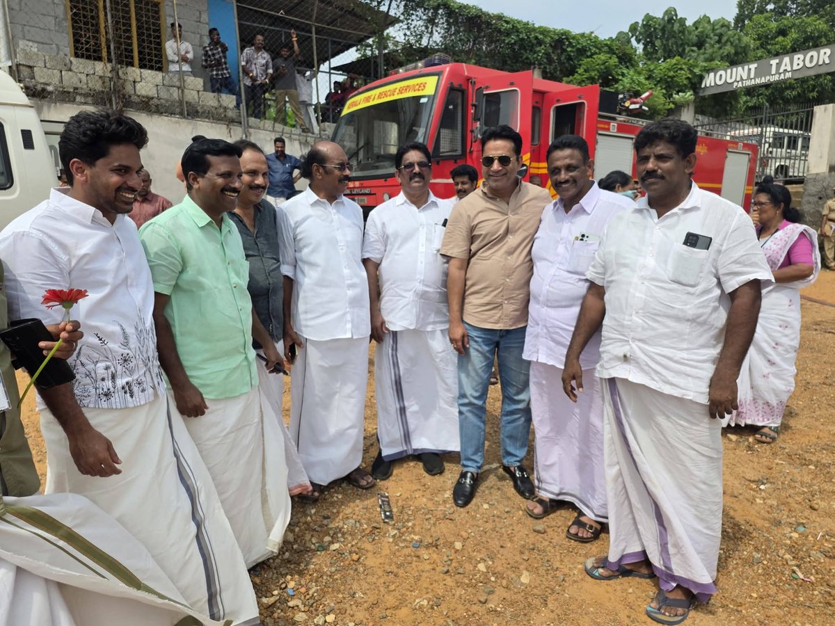 आज केरलम के पथानापुरम में कांग्रेस प्रत्याशी ज्योति कुमार चमक्कला जी के समर्थन में तेलंगाना सीएम श्री <a href="/revanth_anumula/">Revanth Reddy</a> जी ने रोड शो किया।

इस दौरान उनसे मुलाकात की और स्थानीय मतदाताओं से कांग्रेस पार्टी के समर्थन में अधिकाधिक वोट की अपील की।

<a href="/INCIndia/">Congress</a> <a href="/INCKerala/">Congress Kerala</a>