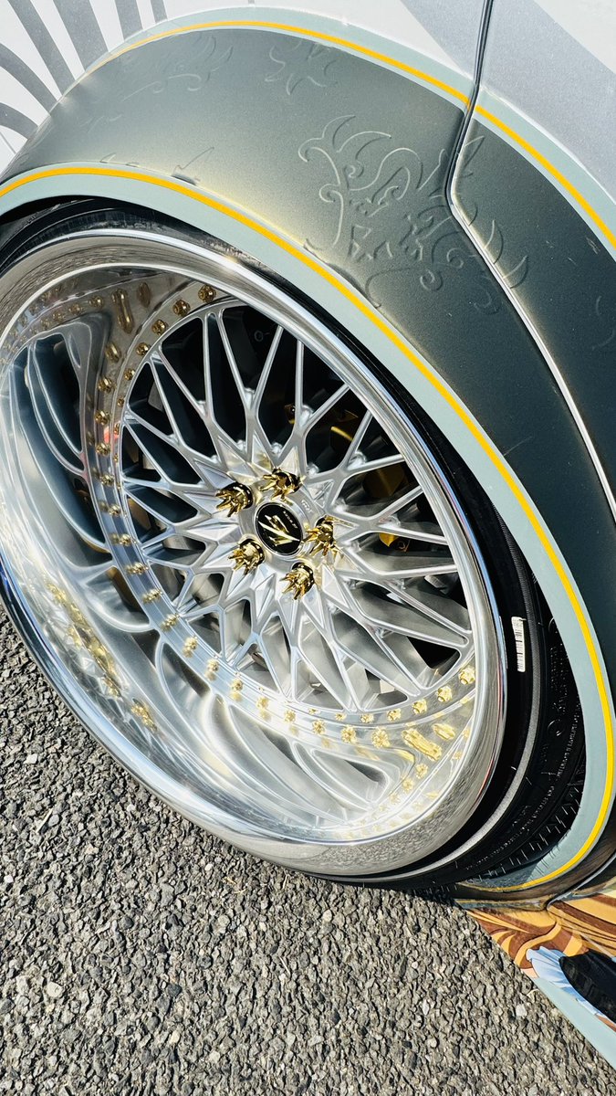 【#痛車天国2026SPRING】
ジョイネットアワード

🏆ジョイネットアワード賞🏆7台目

ジャンヌのように見た目の品の良さ、秘めたる闘志と強さを見事に痛車で表現してる！
エンボスのデザイン、タイヤのハブボルトまで美しい✨ カモさんも認めてる！

おめでとうございます🏅
#痛車天国2026
#痛車天国