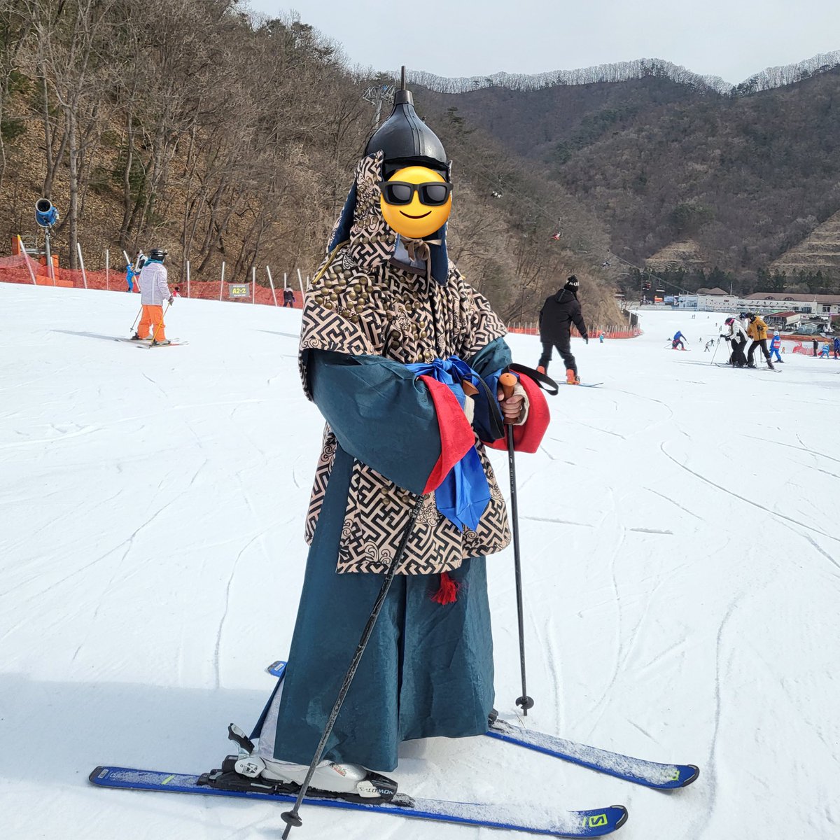 hullyeon_dogam's tweet photo. 조선시대 고증에 기반한 두정갑을 제작·판매합니다. 전통 원단을 활용해 재단하며, 다양한 색상 선택이 가능합니다.

갑찰을 넣지 않은 식양갑 형태부터, 소가죽을 경화·성형한 가죽 갑찰, 금속을 성형한 쇠갑찰 방식까지 맞춤 제작이 가능합니다. https://t.co/716t4zQNzV