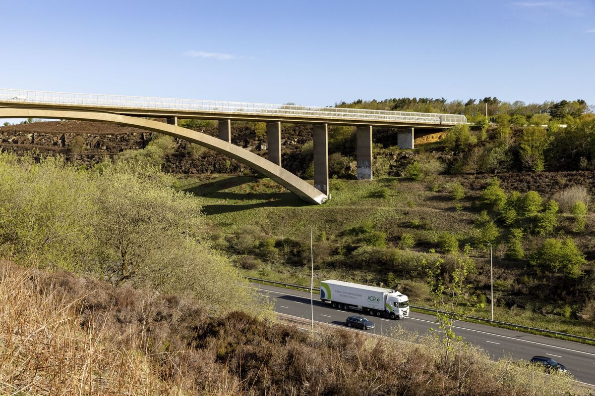 🚧 Scammonden Bridge parapet upgrade starts 20 April.
🌙 M62 overnight closures (J22–J24):
12–27 May | 19 Jun–9 Jul | 6–25 Aug
🔴 B6114 closed throughout

Allow extra time and stick to signed diversions.
More info: nationalhighways.co.uk/our-roads/york…