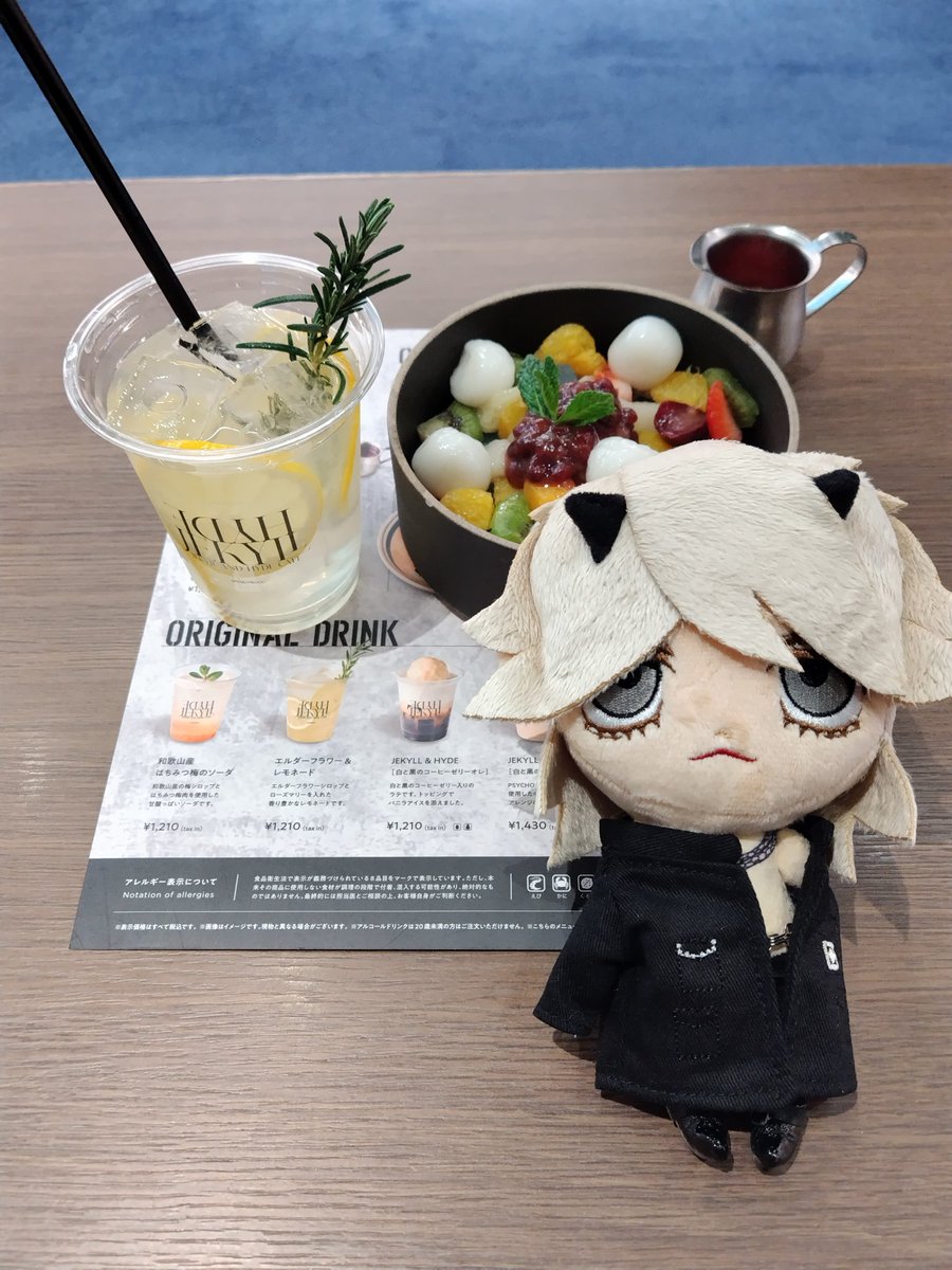 KAKKi_3ColorS's tweet image. お顔をガッツリ見奉りながら
美味しくいただきました

JEKYLLの世界観に浸れる素敵空間。
カフェの雰囲気とも合ってたね！
映像が素晴らし過ぎて込み上げてくるものとずっと戦ってた😢
アルバム発売が更に楽しみになったよ

#HYDE
#JEKYLL
#NEWALBUM
#JEKYLLANDHYDECAFE
#SHIBUYATSUTAYA