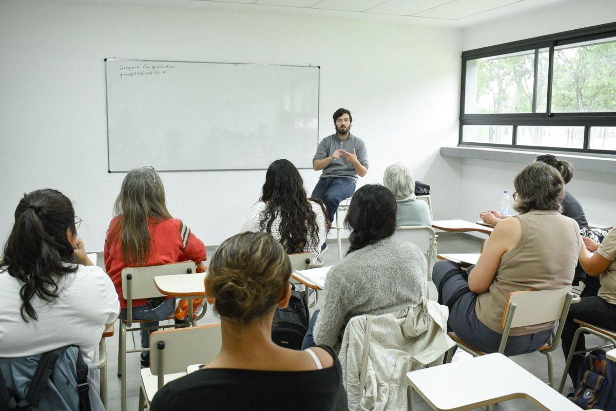 sintoniasursv's tweet photo. EDUCACIÓN | Comenzaron las cursadas del Laboratorio de Idiomas en el Centro de Extensión Universitaria de San Vicente. La propuesta incluye inglés, portugués, italiano y Lengua de Señas, con múltiples horarios para facilitar el acceso. https://t.co/vVxFABha6A https://t.co/bLy7goHRHU