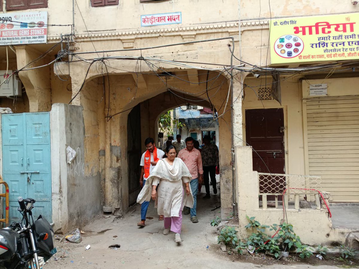 आज मेरे निवास पर जयपुर शहर की लोकप्रिय सांसद श्रीमती मंजू जी शर्मा पधारी व आर्शीवाद दिया।।
<a href="/Manju4bjp/">Manju Sharma</a> 
<a href="/BJP4Rajasthan/">BJP Rajasthan</a> <a href="/BhajanlalBjp/">Bhajanlal Sharma</a> <a href="/madanrrathore/">Madan Rathore</a> <a href="/KumariDiya/">Diya Kumari</a> <a href="/DrPremBairwa/">Dr Prem Chand Bairwa</a> <a href="/gssjodhpur/">Gajendra Singh Shekhawat</a> <a href="/DrSatishPoonia/">Satish Poonia</a> <a href="/SandeepSinghJpr/">Sandeep Singh BJP</a> <a href="/GirilMBhatia/">Giril M Bhatia 🇮🇳 (मोदी का परिवार)</a> <a href="/manishpareek23/">Manish Pareek jaipur</a>