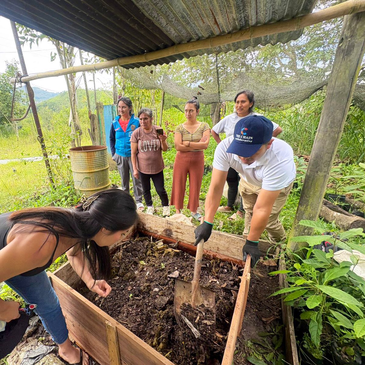 Agricultura_CZ7's tweet photo. #ZamoraChinchipe | En el cantón #Chinchipe desarrollamos un taller de lombricultura dirigido a productoras del sector La Guara, orientado a la obtención de humus orgánico, con el objetivo de mejorar la fertilidad del suelo y fortalecer la seguridad alimentaria.
#ElNuevoEcuador https://t.co/n07OBOFTrg
